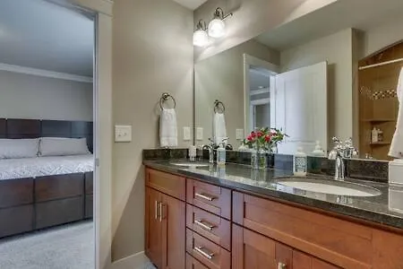 Holiday home The Wade - All King Beds At Belmont, Walk To It All! Nashville United States